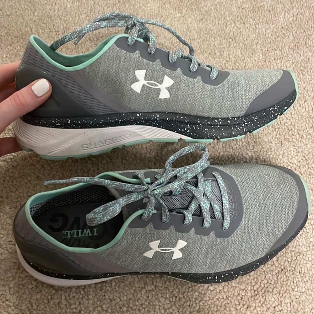 Like new womens under armour running shoes size 7.5